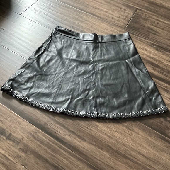 GILBERT vegan leather skirt with woven grommet detail - Picture 2 of 11